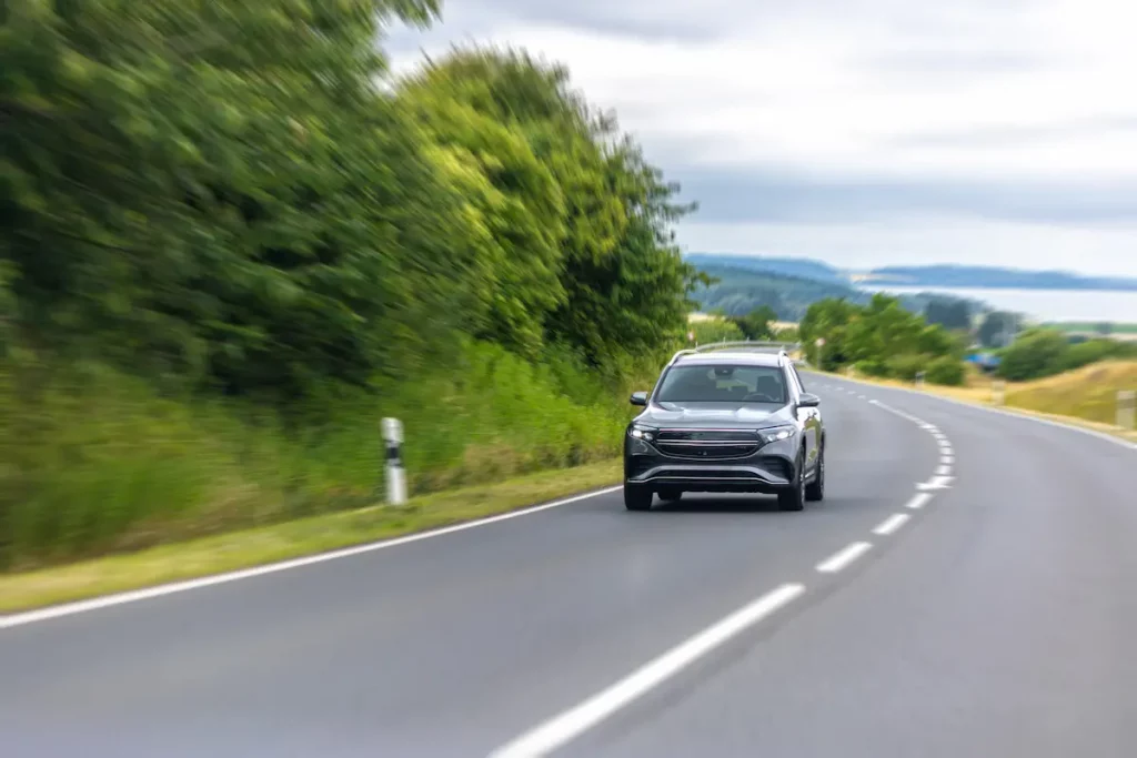 un coche en autopista viajar en carretera por primera vez
