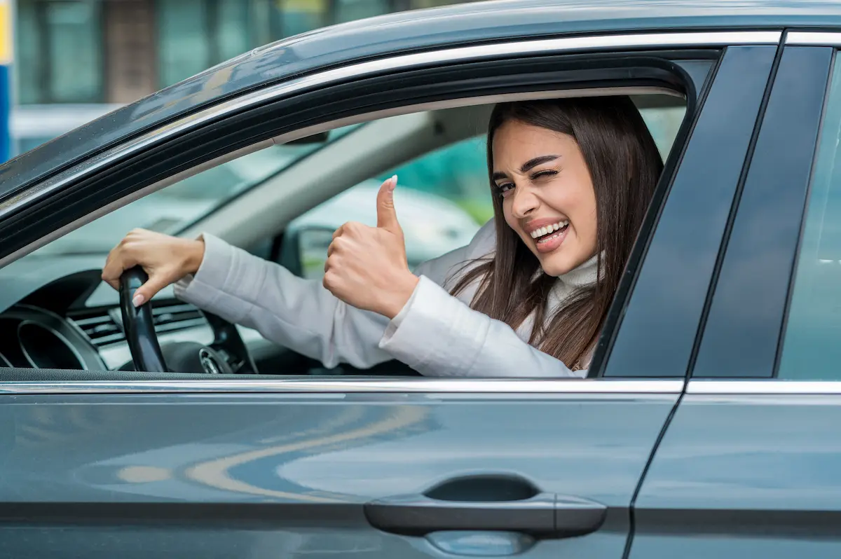 mujer contenta con primer coche como elegir tu primer coche