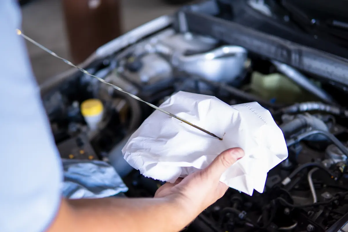 comprobando nivel aceite con vara de medir cómo cambiar el aceite al coche