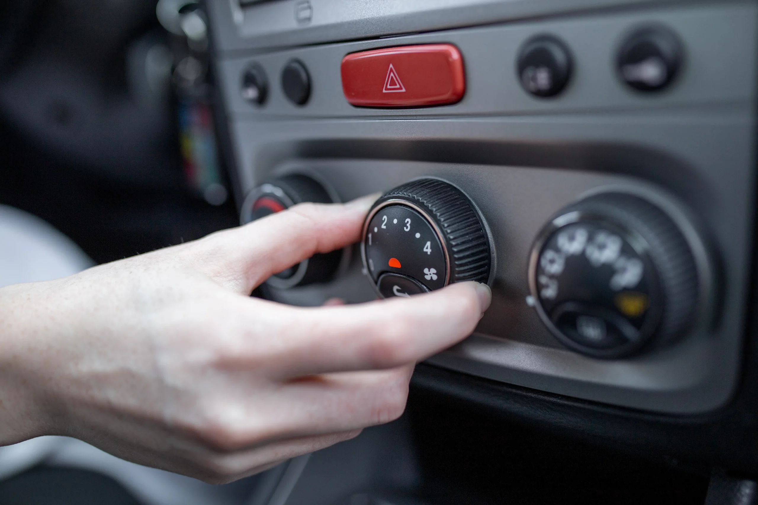 como poner el aire acondicionado del coche en verano scaled poner el aire acondicionado del coche en verano